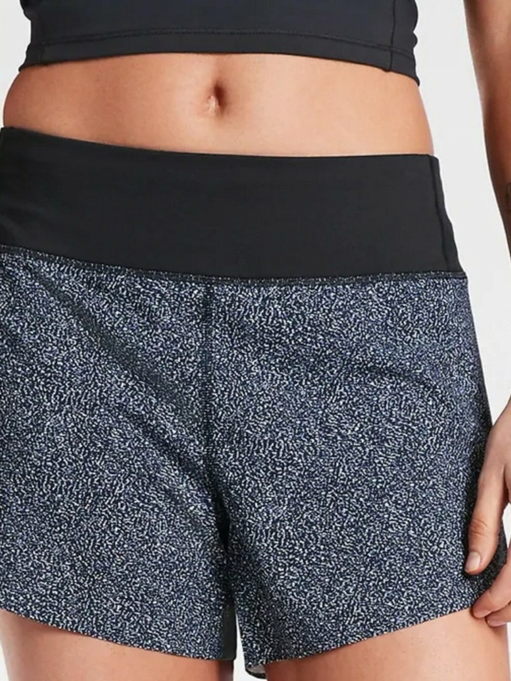 ATHLETA Run With It 3.5” Inseam Printed Short in Black Static Size M